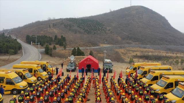 应急救援平顶山队开展万米重装急行军演练千亿国际平台春季练兵强体质！国家矿山(图2)