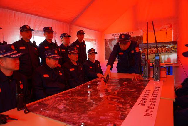 应急救援平顶山队开展万米重装急行军演练千亿国际平台春季练兵强体质！国家矿山(图3)