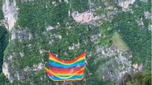 旅局回应安全质疑：已真人测试贵州一景区将推“无绳蹦极”文(图1)