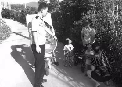 只顾聊天小孩双双跑河边玩；泉州：男子无证驾车遇事故让老婆顶包男子载5子女冲入水库溺亡；货车大火96头猪被烧死；南安两母亲(图1)