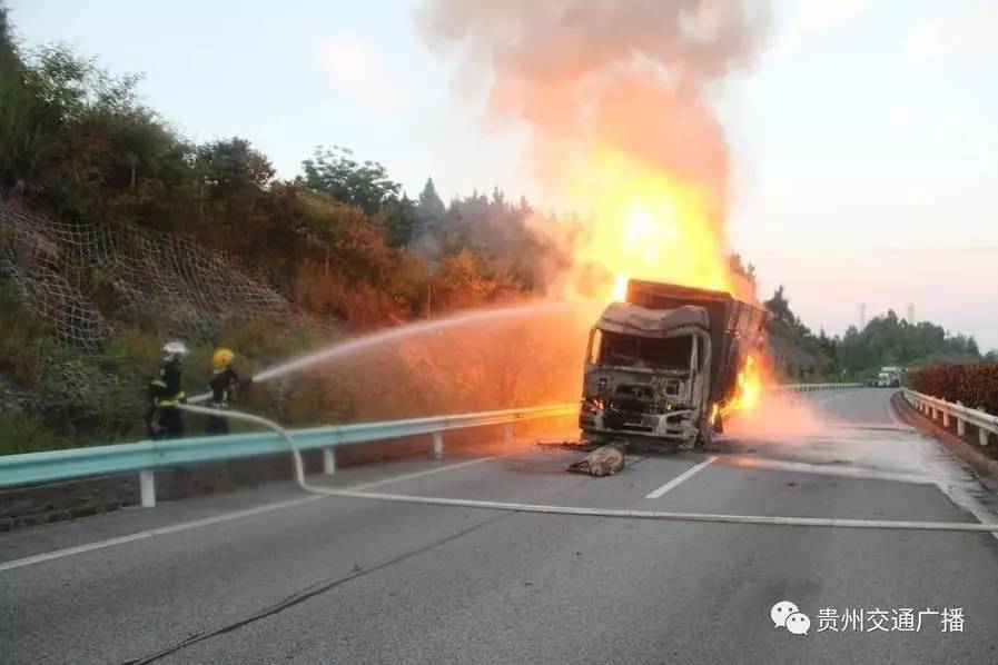 只顾聊天小孩双双跑河边玩；泉州：男子无证驾车遇事故让老婆顶包男子载5子女冲入水库溺亡；货车大火96头猪被烧死；南安两母亲(图2)