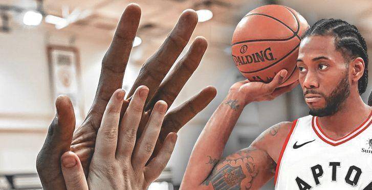 上去相当于KD2倍大史上第9小卡与杜兰特手掌比较吓人!看(图1) 上去相当于KD2倍大史上第9小卡与杜兰特手掌比较吓人!看(图1)