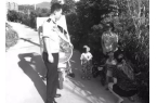 只顾聊天小孩双双跑河边玩；泉州：男子无证